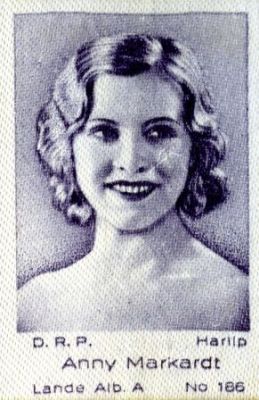 Annie Markart auf einer Abbildung der "Atlas Stoffbilder" (auf Atlasseide gedruckte Sammelbilder); Urheber: Gregory Harlip (?–1945): Quelle: virtual-history.com; Lizenz: gemeinfrei