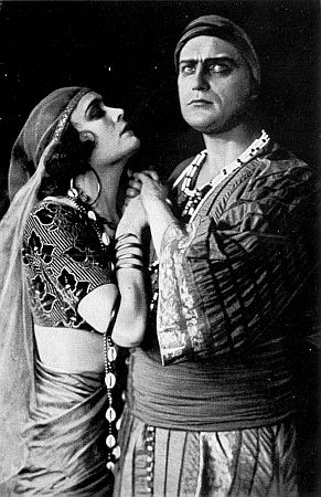 Pola Negri als die schne Tnzerin und Harry Liedtke als der Stoffhndler Nur-al-Din in dem Stummfilm "Sumurun" von Regisseur Ernst Lubitsch; Produktion: Paul Davidson ("PAGU-Film Berlin" fr "Universum-Film AG, 1920; Aus: "Vom Werden deutscher Filmkunst/1. Teil: Der stumme Film" von Dr. Oskar Kalbus (Berlin 1935, S. 47) / Sammelwerk Nr. 10 bzw. Ross-Verlag 1935; Unbekannter Fotograf; Quelle: virtual-history.com; Lizenz: gemeinfrei