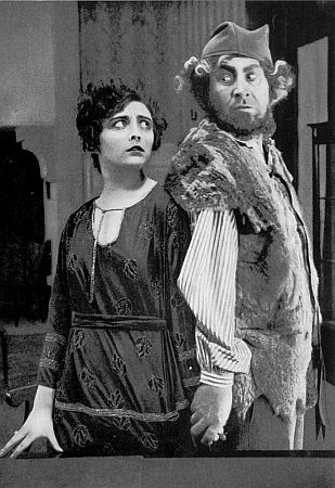 Pola Negri als Mariana Paoli und Emil Jannings als Diener Tomaso in dem Stummfilm "Vendetta" von Regisseur Georg Jacoby; Produktion: Paul Davidson fr die "PAGU-Film Berlin", 1919; Quelle: Quelle: virtual-history.com; Lizenz: gemeinfrei