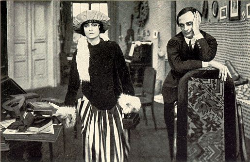 Asta Nielsen als Brgermdchen Elena und Conrad Veidt als Musiker Peter Karvan in dem Stummfilm "Der Reigen" von Regisseur Richard Oswald (auch Drehbuch/Produktion); Quelle: virtual-history.com aus "Vom Werden deutscher Filmkunst/1. Teil: Der stumme Film" von Dr. Oskar Kalbus (erlin 1935, S.71); Lizenz: gemeinfrei