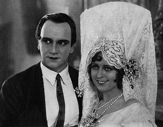 Harry Piel als Coello in seinem Stummfilm "Der schwarze Pierrot" (1926) mit Ilona Karolewna als Isabella Batista; Quelle: virtual-history.com; Lizenz: gemeinfrei
