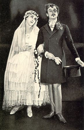 Henny Porten als Helene von Bocksdorf und Ralph Arthur Roberts als "Weiberfeind" und kauziger Sonderling Bodo von Bocksdorf, Onkel des Edgar von Bocksdorf (Angelo Ferrari), in dem Lustspiel "Meine Tantedeine Tante" (1927), gedreht von Carl Froelich nach dem Stck von Walter Supper; aus: "Vom Werden deutscher Filmkunst/1. Teil: Der stumme Film" von Dr. Oskar Kalbus (Berlin 1935, S. 84)/Sammelwerk Nr. 10 bzw. Ross-Verlag 1935; Unbekannter Fotograf; Quelle: virtual-history.com; Lizenz: gemeinfrei