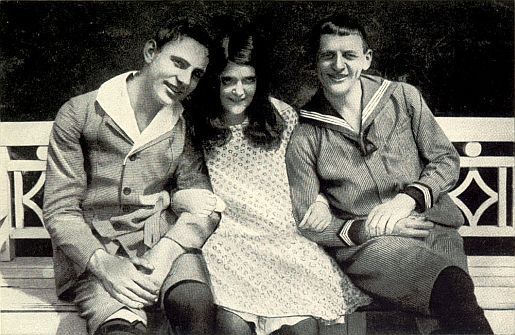 Szene mit Eduard von Winterstein, Rosa Porten und Reinhold Schnzel aus dem Stummfilm "Die Erzkokette" (1917); Quelle: virtual-history.com aus "Vom Werden deutscher Filmkunst/1. Teil: Der stumme Film" von Dr. Oskar Kalbus (Berlin 1935, S.36); Lizenz: gemeinfrei