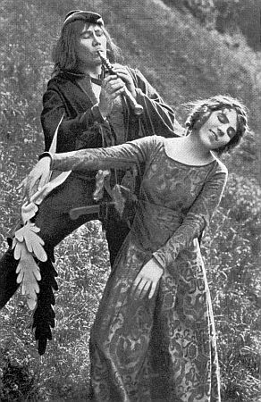 Lichtbild/Szenenfoto mit Paul Wegener als der fahrende Spielmann und LydaSalmonova als Brgermeisters-Tochter Ursula aus dem Stummfilm "Der Rattenfnger" (1918); Regie/Drehbuch: Paul Wegener; Quelle: virtual-history.com aus "Vom Werden deutscher Filmkunst/1. Teil: Der stumme Film" von Dr. Oskar Kalbus (Berlin 1935, S.63) bzw. Bilder aus dem Sammelwerk Nr.10, "Ross-Verlag" 1935; Lizenz: gemeinfrei