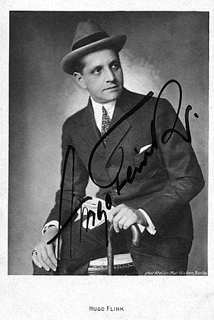 Hugo Flink etwa 1916 auf einer Fotografie von Mac Walten (1892–1943); Quelle: Wikimedia Commons; Ross-Karte Nr. 4023/2; Lizenz: gemeinfrei