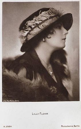 Lilly Flohr auf einer Fotografie von Mac Walten (1872–1944?); Photochemie-Karte Nr. 2984; Quelle: filmstarpostcards.blogspot.com; Lizenz: gemeinfrei