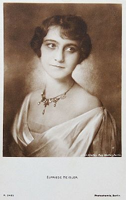 Elfriede Heisler auf einer Fotografie von Mac Walten (1872–1944?); Quelle: cyranos.ch; Lizenz: gemeinfrei