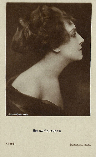 Helga Molander auf einer Fotografie von Mac Walten (1872-1944?); Photochemie-Karte Nr. 2988; Quelle: filmstarpostcards.blogspot.de