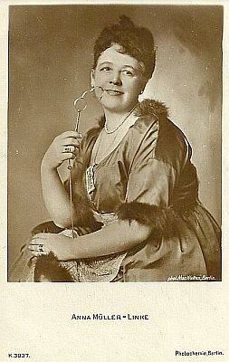 Anna Müller-Lincke auf einer Fotografie von Mac Walten (1872–1944?); Quelle: filmstarpostcards.blogspot.com; Photochemie-Karte Nr. 3837; Lizenz: gemeinfrei
