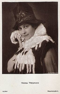 Wanda Treumann: Urheber: Mac Walten (18721944?); Photochemie-Karte Nr. 2141; Quelle: filmstarpostcards.blogspot.com; Lizenz: gemeinfrei