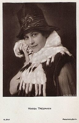 Wanda Treumann: Urheber: Mac Walten (1872–1944?); Photochemie-Karte Nr. 2141; Quelle: filmstarpostcards.blogspot.com; Lizenz: gemeinfrei