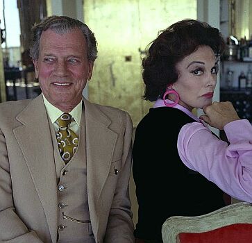 Joseph Cotten 1973 mit Ehefrau Patricia Medina; Quelle: commons.wikimedia.org bzw. Wikipedia;  Urheber: Allan Warren (www.allanwarren.com); Diese Datei ist unter der Creative Commons-Lizenz Namensnennung-Weitergabe unter gleichen Bedingungen 3.0 Unported lizenziert. Es ist erlaubt, die Datei unter den Bedingungen der GNU-Lizenz für freie Dokumentation, Version 1.2 oder einer späteren Version, veröffentlicht von der Free Software Foundation, zu kopieren, zu verbreiten und/oder zu modifizieren; es gibt keine unveränderlichen Abschnitte, keinen vorderen und keinen hinteren Umschlagtext. Der vollständige Lizenztext ist im Kapitel GNU-Lizenz für freie Dokumentation verfügbar.