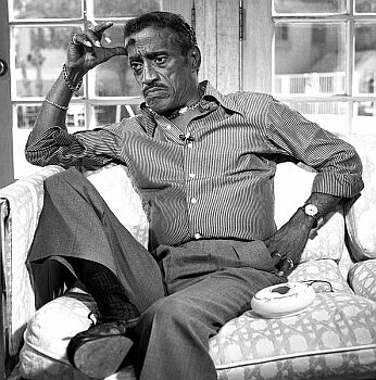 Sammy Davis jr. 1986 in seinem Heim in Beverly Hills; Quelle: commons.wikimedia.org bzw. Wikipedia; Urheber: Allan Warren (www.allanwarren.com); Diese Datei ist unter der Creative Commons-Lizenz Namensnennung-Weitergabe unter gleichen Bedingungen 3.0 Unported lizenziert. Es ist erlaubt, die Datei unter den Bedingungen der GNU-Lizenz für freie Dokumentation, Version 1.2 oder einer späteren Version, veröffentlicht von der Free Software Foundation, zu kopieren, zu verbreiten und/oder zu modifizieren; es gibt keine unveränderlichen Abschnitte, keinen vorderen und keinen hinteren Umschlagtext. Der vollständige Lizenztext ist im Kapitel GNU-Lizenz für freie Dokumentation verfügbar.