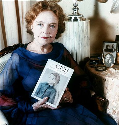 Lillian Gish 1973 in ihrem New Yorker Apartment; Urheber: Allan Warren (www.allanwarren.com); Lizenz: CC BY-SA 3.0; Quelle: Wikimedia Commons