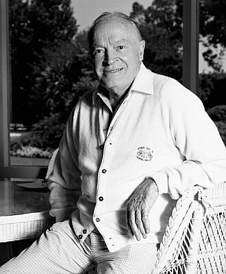 Portrait von Bob Hope in seinem Heim (1986); Quelle: commons.wikimedia.org bzw. Wikipedia; Urheber: Allan Warren (www.allanwarren.com);  Diese Datei ist unter der Creative Commons-Lizenz Namensnennung-Weitergabe unter gleichen Bedingungen 3.0 Unported lizenziert. Es ist erlaubt, die Datei unter den Bedingungen der GNU-Lizenz für freie Dokumentation, Version1.2 oder einer späteren Version, veröffentlicht von der Free Software Foundation, zu kopieren, zu verbreiten und/oder zu modifizieren; es gibt keine unveränderlichen Abschnitte, keinen vorderen und keinen hinteren Umschlagtext. Der vollständige Lizenztext ist im Kapitel GNU-Lizenz für freie Dokumentation verfügbar.