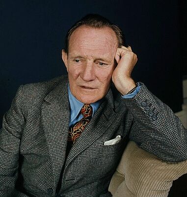 Portrait von Trevor Howard, aufgenommen 1973 in London; Quelle: Wikipedia bzw. Wikimedia;  Urheber: Allan Warren (britischer Fotograf; www.allanwarren.com); Diese Datei ist unter der Creative Commons-Lizenz Namensnennung-Weitergabe unter gleichen Bedingungen 3.0 Unported lizenziert. Es ist erlaubt, die Datei unter den Bedingungen der GNU-Lizenz für freie Dokumentation, Version 1.2 oder einer späteren Version, veröffentlicht von der Free Software Foundation, zu kopieren, zu verbreiten und/oder zu modifizieren; es gibt keine unveränderlichen Abschnitte, keinen vorderen und keinen hinteren Umschlagtext. Der vollständige Lizenztext ist im Kapitel GNU-Lizenz für freie Dokumentation verfügbar.