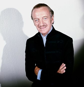 David Niven, aufgenommen im Jahre 1973 in London; Quelle: commons.wikimedia.org bzw. Wikipedia; Urheber: Allan Warren (www.allanwarren.com); Diese Datei ist unter der Creative Commons-Lizenz Namensnennung-Weitergabe unter gleichen Bedingungen 3.0 Unported lizenziert. Es ist erlaubt, die Datei unter den Bedingungen der GNU-Lizenz für freie Dokumentation, Version 1.2 oder einer späteren Version, veröffentlicht von der Free Software Foundation, zu kopieren, zu verbreiten und/oder zu modifizieren; es gibt keine unveränderlichen Abschnitte, keinen vorderen und keinen hinteren Umschlagtext. Der vollständige Lizenztext ist im Kapitel GNU-Lizenz für freie Dokumentation verfügbar.