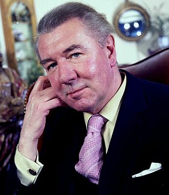 Portrait von Sir Michael Redgrave, aufgenommen 1978 in London; Quelle: commons.wikimedia.org bzw. Wikipedia; Urheber: Allan Warren (www.allanwarren.com); Diese Datei ist unter der Creative Commons-Lizenz Namensnennung-Weitergabe unter gleichen Bedingungen 3.0 Unported lizenziert. Es ist erlaubt, die Datei unter den Bedingungen der GNU-Lizenz für freie Dokumentation, Version 1.2 oder einer späteren Version, veröffentlicht von der Free Software Foundation, zu kopieren, zu verbreiten und/oder zu modifizieren; es gibt keine unveränderlichen Abschnitte, keinen vorderen und keinen hinteren Umschlagtext. Der vollständige Lizenztext ist im Kapitel GNU-Lizenz für freie Dokumentation verfügbar.