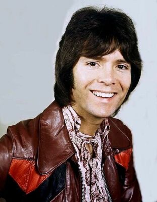 Sir Cliff Richard, aufgenommen 1973; Quelle: commons.wikimedia.org bzw. Wikipedia; Urheber: Allan Warren (www.allanwarren.com); Diese Datei ist unter der Creative Commons-Lizenz Namensnennung-Weitergabe unter gleichen Bedingungen 3.0 Unported lizenziert. Es ist erlaubt, die Datei unter den Bedingungen der GNU-Lizenz für freie Dokumentation, Version 1.2 oder einer späteren Version, veröffentlicht von der Free Software Foundation, zu kopieren, zu verbreiten und/oder zu modifizieren; es gibt keine unveränderlichen Abschnitte, keinen vorderen und keinen hinteren Umschlagtext. Der vollständige Lizenztext ist im Kapitel GNU-Lizenz für freie Dokumentation verfügbar.