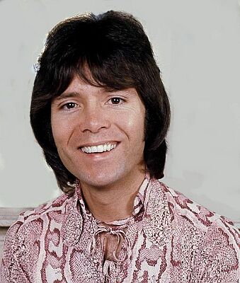 Sir Cliff Richard, aufgenommen 1975; Quelle: commons.wikimedia.org bzw. Wikipedia; Urheber: Allan Warren (www.allanwarren.com); Diese Datei ist unter der Creative Commons-Lizenz Namensnennung-Weitergabe unter gleichen Bedingungen 3.0 Unported lizenziert. Es ist erlaubt, die Datei unter den Bedingungen der GNU-Lizenz für freie Dokumentation, Version 1.2 oder einer späteren Version, veröffentlicht von der Free Software Foundation, zu kopieren, zu verbreiten und/oder zu modifizieren; es gibt keine unveränderlichen Abschnitte, keinen vorderen und keinen hinteren Umschlagtext. Der vollständige Lizenztext ist im Kapitel GNU-Lizenz für freie Dokumentation verfügbar.