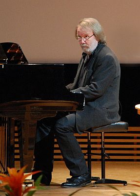 Benny Andersson in der Stockholmer Universität 2008, deren Eherndoktor er seit 26.September2008 ist. Urheber: Wikimedia-User Prolineserver; Lizenz: CC-by-SA 3.0; Quelle: Wikimedia Commons