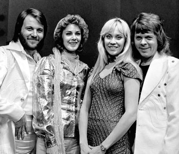 ABBA am 26. April 1974 in der AVRO-Show "TopPop"; Urheber: AVRO; Lizenz: CC BY-SA 3.0; Quelle: Beeld en Geluid Wiki, einer Initiative des "Niederländischen Instituts für Bild und Ton"; bzw. Wikimedia Commons; Originalfoto: FTA001019454012 con.png