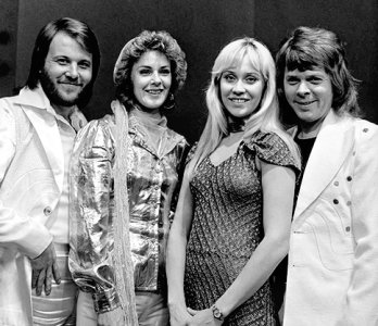 ABBA am 26. April 1974 in der AVRO-Show "TopPop"; Urheber: AVRO; Lizenz: CC BY-SA 3.0; Quelle: Beeld en Geluid Wiki, einer Initiative des "Niederländischen Instituts für Bild und Ton"; bzw. Wikimedia Commons; Originalfoto: FTA001019454 012 con.png