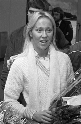 Agnetha F�ltskog am 19. November 1976 in den Niederlanden bzw. bei Ankunft auf dem Flughafen Amsterdam Schiphol; Rechteinhaber: Nationaal Archief (Den Haag, Rijksfotoarchief; Bestandsnummer 928-8964); Urheber/Fotograf: Bert Verhoeff / Anefo; Quelle: Wikimedia Commons (Ausschnitt des Originalfotos); Lizenz:�CC0 1.0 (Verzicht auf das Copyright)�
