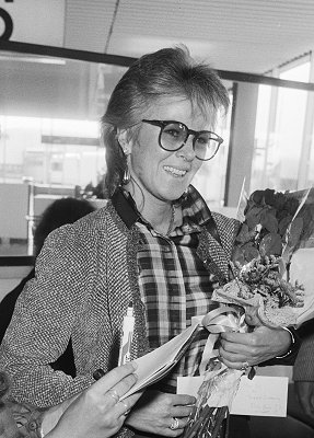 Anni-Frid Lyngstad am 1. Oktober 1982 bei Ankunft auf dem Amsterdamer Flughafen Schiphol; Rechteinhaber: Nationaal Archief (Den Haag, Rijksfotoarchief; Bestandsnummer 932-3495); Urheber/Fotograf: Bogaerts, Rob / Anefo; Quelle: Wikimedia Commons; Lizenz:www.gahetna.nl/over-ons/open-data / CC BY-SA 3.0 NL