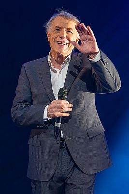 Adamo im Juni 2024 anl�sslich eines Konzerts; Urheber:�Dirk Annemans; Lizenz: CC BY-SA 4.0; Quelle: Wikimedia Commons