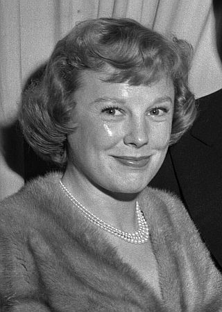 June Allyson am 23. Mrz 1950 anlsslich der "Oscar"-Verleihung im "RKO Pantages Theatre" in LosAngeles, wo sie gemeinsam mit DickPowell die Filme in der Kategorie "Beste Kamera" prsentierte; Quelle: Wikimedia Commons (Ausschnitt); von "UCLA Library Digital Collection"; Urheber: "Los Angeles Times"; Lizenz: CC BY 4.0 Deed