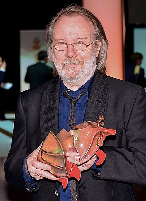Benny Andersson mit dem ihm am 21. Januar 2013 vom "Schwedischen Filminstitut" anl�sslich der Fernseh-Gala ("Guldbaggegalan") verliehenen Preis "Guldbagge" in der Kategorie "Beste Filmmusik" f�r den Dokumentarfilm "Palme" (2012) �ber den Staatsmann Olof Palme; Urheber: Frankie Fouganthin; Lizenz: CC BY-SA 3.0; Quelle: Wikimedia Commons
