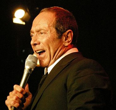 Paul Anka 2007 beim 2007 North Sea Jazz Festival; Urheber: Evert-Jan Hielema bei www.flickr.com; Lizenz: CC-by-SA 3.0; Quelle: Wikipedia bzw. Wikimedia Commons von www.flickr.com/photos/hielema_xlent/1072456480