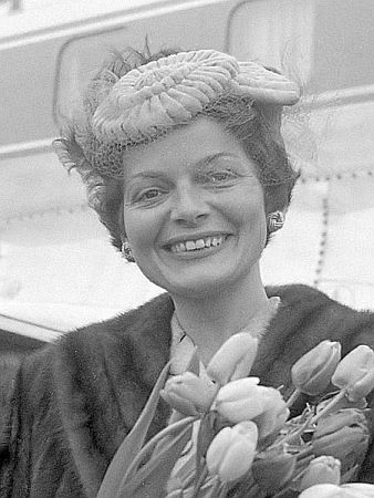 Lys Assia kommt am 17. März 1957 auf dem Flughafen Amsterdam Schiphol an. Rechteinhaber: Nationaal Archief(Den Haag, Rijksfotoarchief; Bestandsnummer: 908-4010); Urheber/Fotograf: J.D. Noske / Anefo; Quelle: Wikimedia Commons; Lizenz: www.gahetna.nl/over-ons/open-data / CC BY-SA 3.0 NL