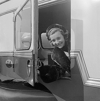 Alice Babs kommt am 11. Mrz 1958 auf dem Flughafen Amsterdam Schiphol an; Rechteinhaber: Nationaal Archief (Den Haag, Rijksfotoarchief; Bestandsnummer: 909-3982); Urheber/Fotograf: J.D. Noske / Anefo; Quelle: Wikimedia Commons; Lizenz:  CC BY-SA 3.0 NL bzw. CC0 (Verzicht auf das Copyright)