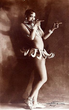 Josephine Baker in Bananenrckchen in der "Folies Bergre"-Produktion "Un Vent de Folie" (1927); Urheber: Lucien Walry, Paris (1863  1935); Quelle: Wikipedia bzw.  Wikimedia Commons; Diese Bild- oder Mediendatei ist gemeinfrei, weil ihre urheberrechtliche Schutzfrist abgelaufen ist. Dies gilt fr die Europische Union, die Vereinigten Staaten, Australien und alle weiteren Staaten mit einer gesetzlichen Schutzfrist von 70 Jahren nach dem Tod des Urhebers.