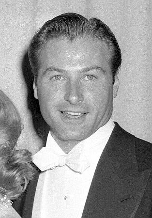 Lex Barker anlsslich der "Oscar"-Verleihung" am 29. März 1951 im "RKO Pantages Theatre" in Los Angeles; Quelle: Wikimedia Commons (Ausschnitt des Originalfotos) von "UCLA Library Digital Collection"; Urheber: "Los Angeles Times"; Lizenz: CC BY 4.0 Deed