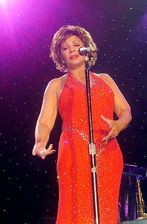 Shirley Bassey in der Wembley Arena, 2006; Urheber: Wikimedia-User Nyctc7; Der Urheberrechtsinhaber veröffentlicht dieses Werk als gemeinfrei; dies gilt weltweit. Quelle: Wikipedia bzw. Wikimedia Commons