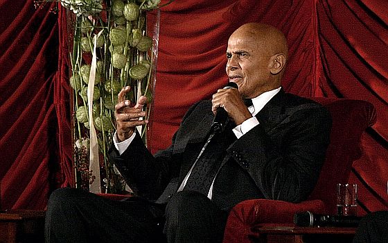 Harry Belafonte im Publikumsgespr�ch nach der Vorf�hrung von "Sing Your Song" w�hrend der "Viennale 2011" im Wiener "Gartenbaukino"; Urheber: Manfred Werner���Tsui; Lizenz: CC BY-SA 3.0: Quelle: Wikimedia Commons