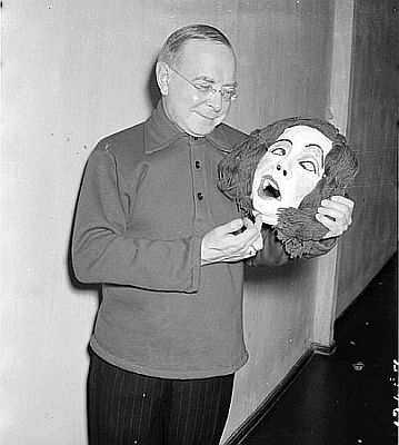 "Kabarett der Komiker" 1938: Wilhelm Bendow mit einer Maske von Claire Waldoff; Urheber: Willy Pragher; Lizenz: CC BY 3.0; Rechteinhaber: Landesarchiv Baden-Württemberg; Quelle: Deutsche Digitale Bibliothek bzw. Wikimedia Commons