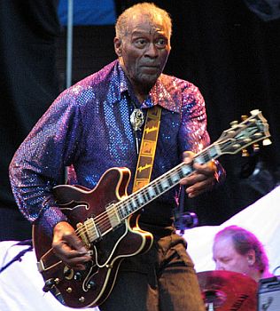 Chuck Berry am 18. Juli 2007 bei einem Konzert auf dem "Brunnsparken" in rebro (Schweden); Urheber: Hkan Henriksson (Wikimedia-User Narking); Lizenz: CC BY 3.0; Quelle: Wikimedia Commons