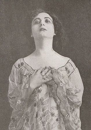 Foto von Francesca Bertini, erschienen am 5. November 1919 in der "Comœdia illustré"; Urheber: Unbekannt; Quelle: Wikimedia Commons bzw. gallica.bnf.fr; Lizenz: gemeinfrei