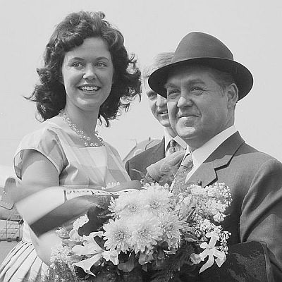 Jussi Bjrling am 6. Mai 1960 mit Nora de Wit am Amsterdamer Flughafen Schiphol; Rechteinhaber: Nationaal Archief (Den Haag, Rijksfotoarchief; Bestandsnummer: 911-2246); Urheber/Fotograf: Lindeboom, Henk / Anefo; Lizenz:www.gahetna.nl/over-ons/open-data / CC BY-SA 3.0 NL