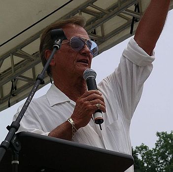 Pat Boone im Mai 2007; Urheber: Wikimedia-User dalelanham; Lizenz: CC BY 2.0; Quelle: Wikimedia Commons von www.flickr.com