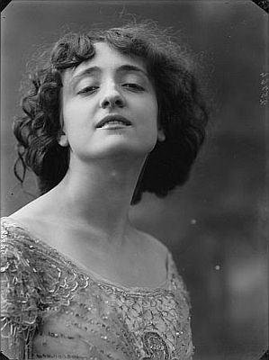 Lyda Borelli vor 1932; Urheber: Mario Nunes Vais (1856–1932); Quelle: Wikimedia Commons; Lizenz: gemeinfrei