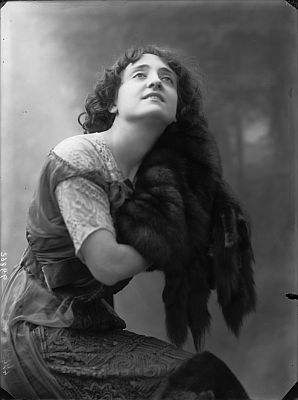 Lyda Borelli vor 1932; Urheber: Mario Nunes Vais (1856–1932); Quelle: Wikimedia Commons; Lizenz: gemeinfrei