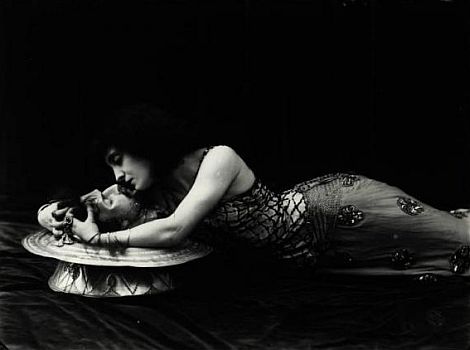 Lyda Borelli als "Salome"; Urheber: Mario Nunes Vais (1856 – 1932); Quelle: Wikimedia Commons; Lizenz: gemeinfrei