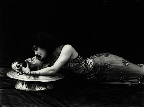 Lyda Borelli als "Salome"; Urheber: Mario Nunes Vais (18561932); Quelle: Wikimedia Commons; Lizenz: gemeinfrei