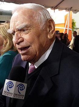 Ernest Borgnine im April 2010 beim Film Festival der "Turner Classic Movies" (TCM); Urheber: Greg Hernandez; Lizenz: CC BY 2.0; Quelle: www.flickr.com bzw. Wikimedia Commons