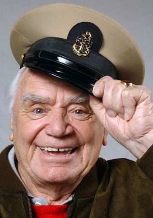 Ernest Borgnine 2004; Quelle: Wikimedia Commons von U.S. Department of Defense; Urheber: JO1 MARK D. FARAM, USN